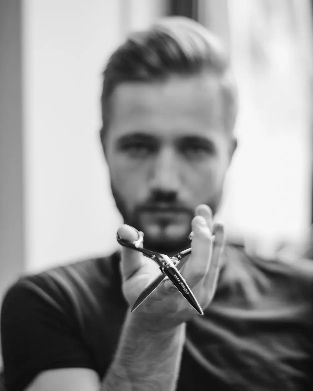 Antoine Dubois, barbier au Cordeau, ciseaux en main