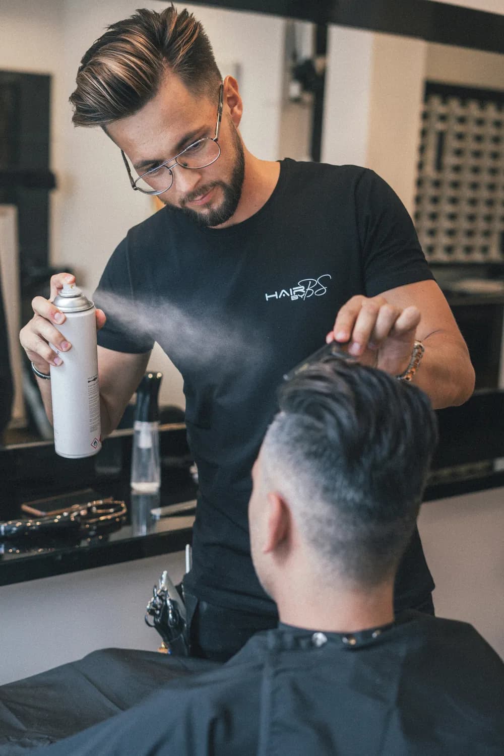 Lucas Bernard, barbier au Cordeau, en pleine finition