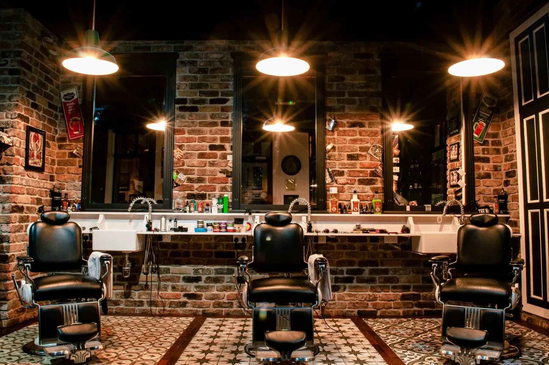 Les trois fauteuils du salon Le Cordeau sous les suspensions